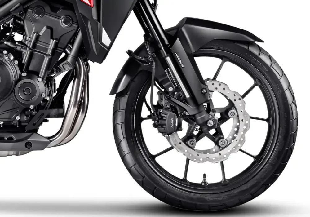 Nova Honda NX 500 lançamento na Freeway. Os pneus da nova NX 500 possuem 19 polegadas para a frente e 17 polegadas para a traseira. Eles são projetados com cinco raios em forma de “Y”.