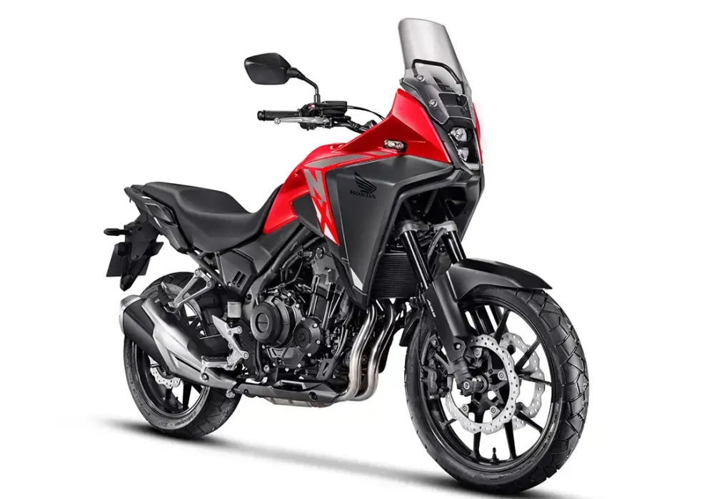 Nova Honda NX 500 lançamento na Freeway. Visual mais robusto e aventureiro, com carenagens redesenhadas para melhorar a aerodinâmica e a estabilidade em alta velocidade. O novo farol da moto verticalizado confere um aspecto mais agressivo, enquanto o para-brisa oferece melhor proteção na pilotagem.
