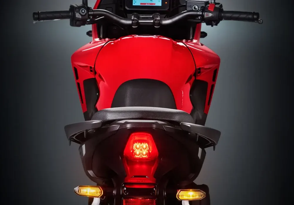 Nova Honda NX 500 lançamento na Freeway. O sistema Emergency Stop Signal (ESS) é uma tecnologia de prevenção de colisões traseiras. No caso de uma frenagem brusca, o sistema aciona automaticamente o pisca-alerta da Honda NX 500 para alertar sobre uma situação de emergência, ajudando a prevenir acidentes.