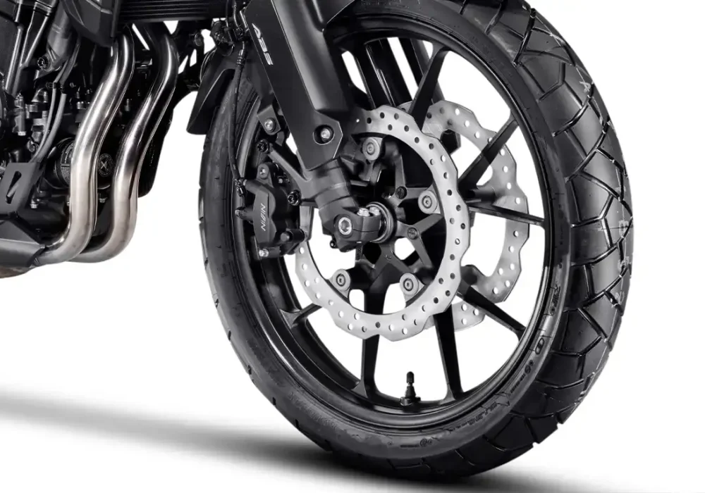 Nova Honda NX 500 lançamento na Freeway. Segurança, controle e equilíbrio aprimorados para você. A nova NX 500 possui o sistema de freio ABS, que evita o travamento da roda dianteira no caso de frenagens bruscas.
