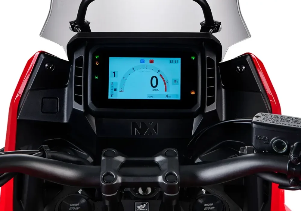 Nova Honda NX 500 lançamento na Freeway. O novo display TFT colorido de 5" da NX 500 oferece ótima visibilidade e leitura intuitiva. Ele possui duas opções de iluminação de fundo do painel da moto com ajuste automático e diferentes formatos para apresentação dos dados. Tudo isso comandado por um novo seletor multifuncional.