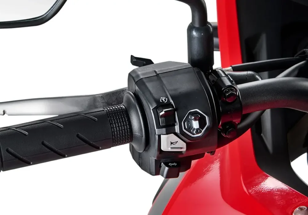 Nova Honda NX 500 lançamento na Freeway. Um novo seletor multifuncional foi projetado para o punho de comando esquerdo do guidão da moto Honda NX 500. O seletor de 4 direções facilita as operações de forma intuitiva. Além disso, o interruptor seletor de 4 direções é iluminado por LED para uma sensação premium e facilidade de uso.
