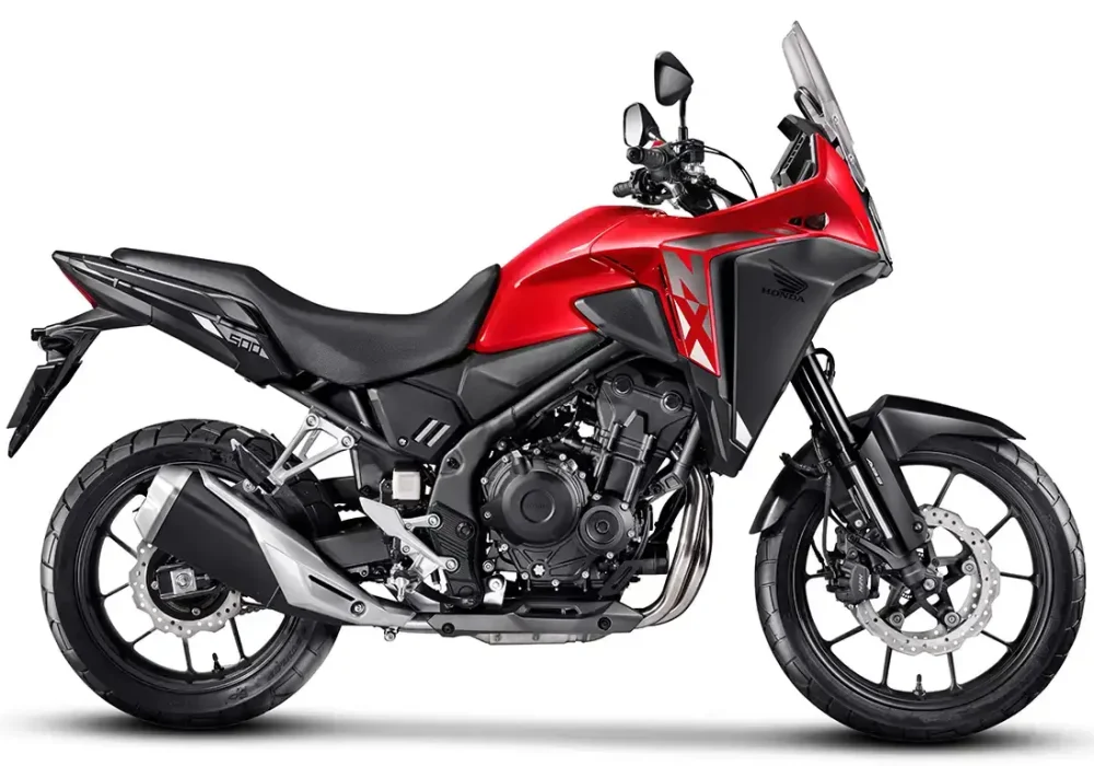Nova Honda NX 500 lançamento na Freeway. A embreagem assistida e deslizante da NX 500 reduz a força necessária para acionar a embreagem, gerando mais conforto. O sistema previne o travamento da roda traseira em reduções de marcha bruscas, evitando perdas de aderência e derrapagens.