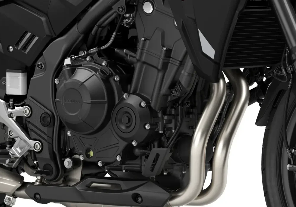 Nova Honda NX 500 lançamento na Freeway. O motor bicilíndrico de 471 cm³, com entrega de torque desde baixas rotações, proporciona bom desempenho em retomadas e ultrapassagens, além de economia de combustível.