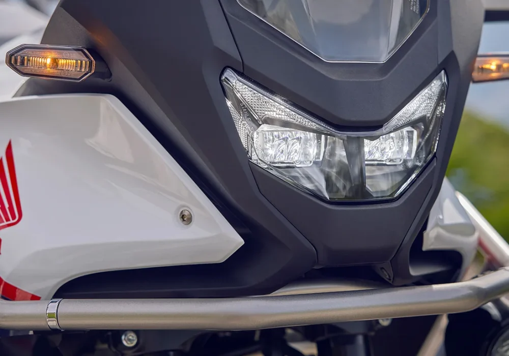 TRANSALP750_202511_detalhe_lampada-led-frente-moto-honda-transalp