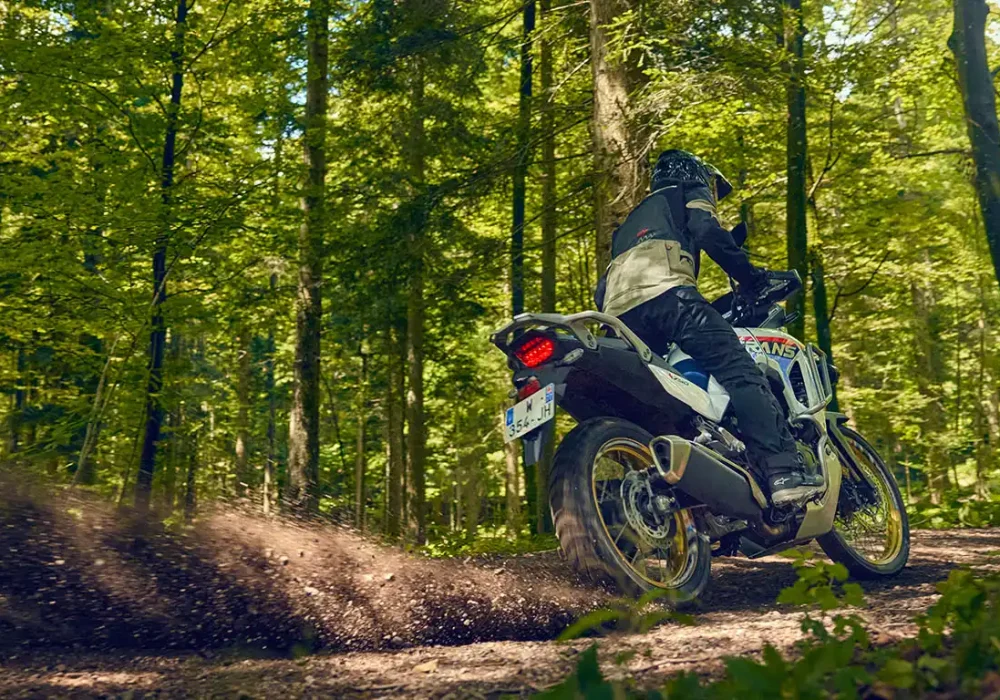 TRANSALP750_202511_detalhe_moto-honda-off-road-freiando-em-estrada-de-terra