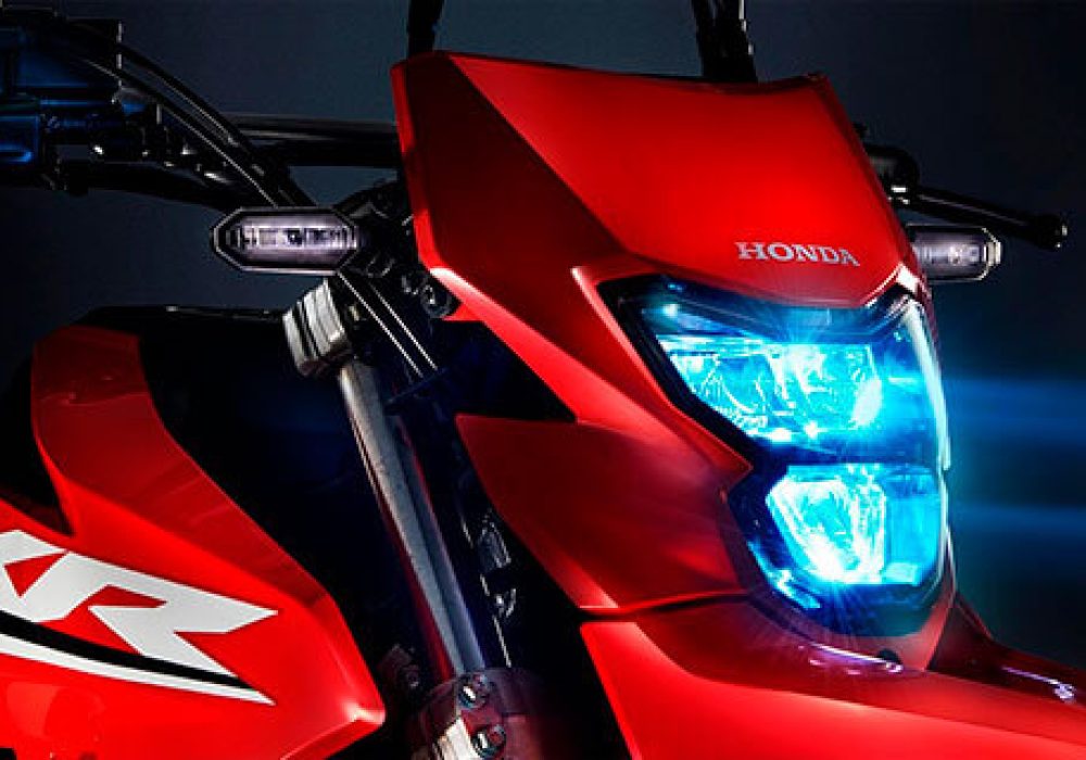 Tornado300_Destaques_farol-xr-300l-tornado-vermelho-fighting-red_02