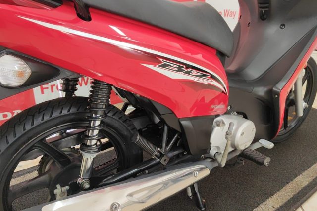 MOTO SEMINOVA DISPONÍVEL NO GRUPO FREEWAY, CONCESSIONÁRIA MANDAGUAÇU-PR. MOTO HONDA, MODELO BIZ 125, REFERENCIA 304525.