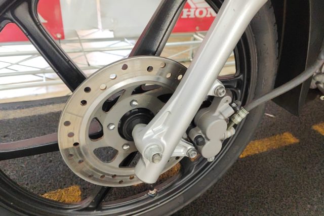 MOTO SEMINOVA DISPONÍVEL NO GRUPO FREEWAY, CONCESSIONÁRIA MANDAGUAÇU-PR. MOTO HONDA, MODELO BIZ 125, REFERENCIA 304525.
