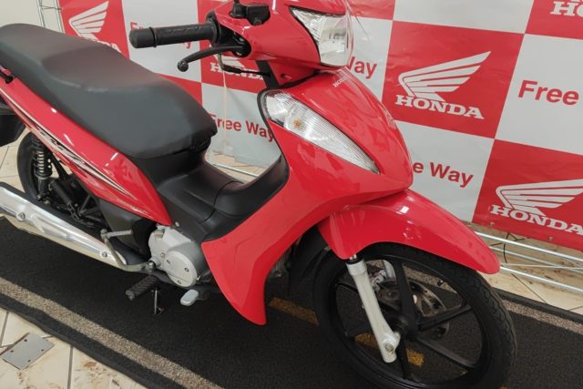 MOTO SEMINOVA DISPONÍVEL NO GRUPO FREEWAY, CONCESSIONÁRIA MANDAGUAÇU-PR. MOTO HONDA, MODELO BIZ 125, REFERENCIA 304525.