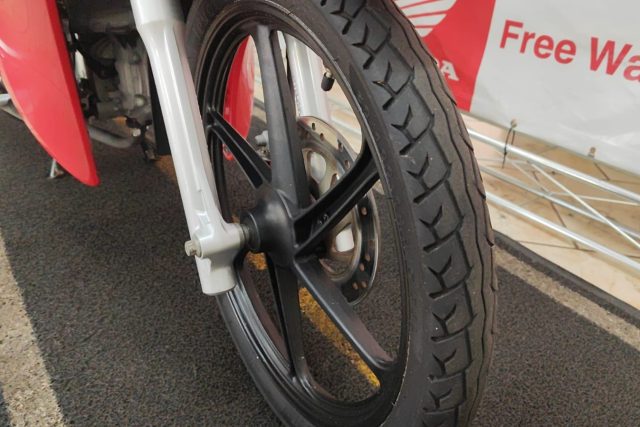 MOTO SEMINOVA DISPONÍVEL NO GRUPO FREEWAY, CONCESSIONÁRIA MANDAGUAÇU-PR. MOTO HONDA, MODELO BIZ 125, REFERENCIA 304525.
