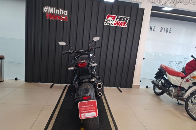 MOTO SEMINOVA DISPONÍVEL NO GRUPO FREEWAY, CONCESSIONÁRIA CAMPO MOURÃO-PR. MOTO HONDA, MODELO CB 1000R, REFERENCIA 000128.