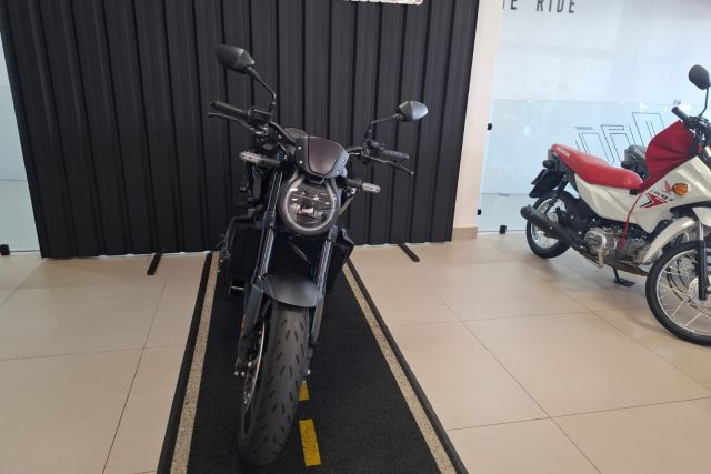 MOTO SEMINOVA DISPONÍVEL NO GRUPO FREEWAY, CONCESSIONÁRIA CAMPO MOURÃO-PR. MOTO HONDA, MODELO CB 1000R, REFERENCIA 000128.