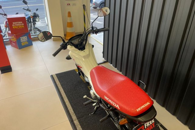 MOTO SEMINOVA DISPONÍVEL NO GRUPO FREEWAY, CONCESSIONÁRIA PARANAVAÍ-PR. MOTO HONDA, MODELO POP 110I, REFERENCIA 023057.