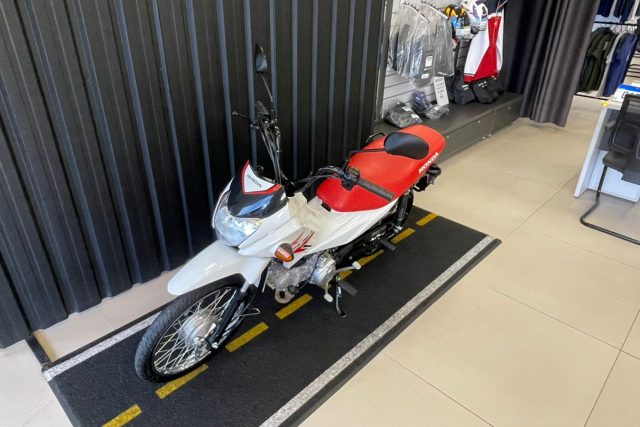 MOTO SEMINOVA DISPONÍVEL NO GRUPO FREEWAY, CONCESSIONÁRIA PARANAVAÍ-PR. MOTO HONDA, MODELO POP 110I, REFERENCIA 023057.