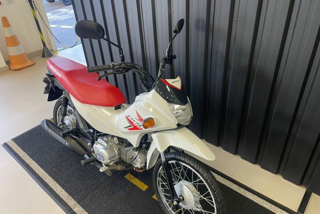 MOTO SEMINOVA DISPONÍVEL NO GRUPO FREEWAY, CONCESSIONÁRIA PARANAVAÍ-PR. MOTO HONDA, MODELO POP 110I, REFERENCIA 023057.