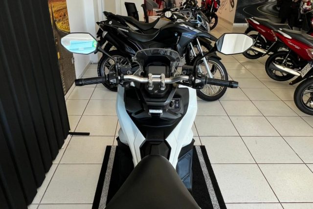MOTO SEMINOVA DISPONÍVEL NO GRUPO FREEWAY, CONCESSIONÁRIA CIANORTE II-PR. MOTO HONDA, MODELO ADV 150, REFERENCIA 003969.