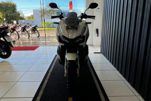 MOTO SEMINOVA DISPONÍVEL NO GRUPO FREEWAY, CONCESSIONÁRIA CIANORTE II-PR. MOTO HONDA, MODELO ADV 150, REFERENCIA 003969.