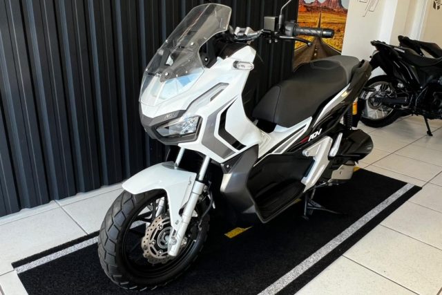 MOTO SEMINOVA DISPONÍVEL NO GRUPO FREEWAY, CONCESSIONÁRIA CIANORTE II-PR. MOTO HONDA, MODELO ADV 150, REFERENCIA 003969.
