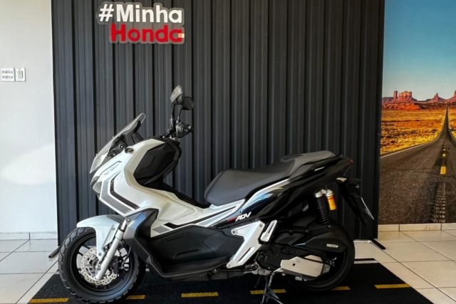 MOTO SEMINOVA DISPONÍVEL NO GRUPO FREEWAY, CONCESSIONÁRIA CIANORTE II-PR. MOTO HONDA, MODELO ADV 150, REFERENCIA 003969.