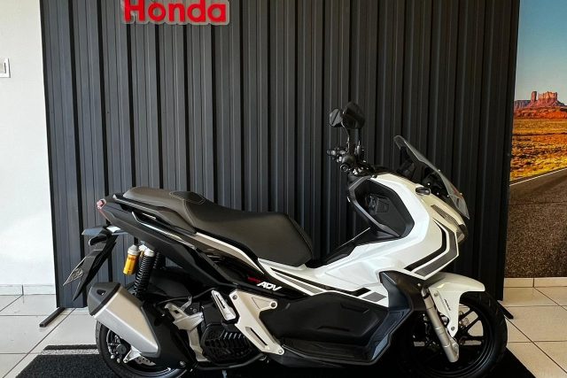 MOTO SEMINOVA DISPONÍVEL NO GRUPO FREEWAY, CONCESSIONÁRIA CIANORTE II-PR. MOTO HONDA, MODELO ADV 150, REFERENCIA 003969.