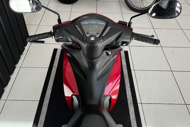 MOTO SEMINOVA DISPONÍVEL NO GRUPO FREEWAY, CONCESSIONÁRIA CIANORTE II-PR. MOTO HONDA, MODELO BIZ 125, REFERENCIA 028718.