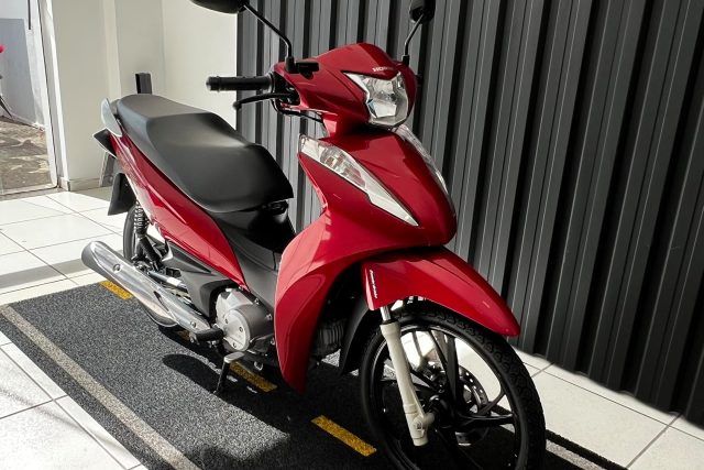 MOTO SEMINOVA DISPONÍVEL NO GRUPO FREEWAY, CONCESSIONÁRIA CIANORTE II-PR. MOTO HONDA, MODELO BIZ 125, REFERENCIA 028718.
