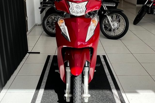 MOTO SEMINOVA DISPONÍVEL NO GRUPO FREEWAY, CONCESSIONÁRIA CIANORTE II-PR. MOTO HONDA, MODELO BIZ 125, REFERENCIA 028718.