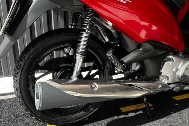 MOTO SEMINOVA DISPONÍVEL NO GRUPO FREEWAY, CONCESSIONÁRIA CIANORTE II-PR. MOTO HONDA, MODELO BIZ 125, REFERENCIA 028718.