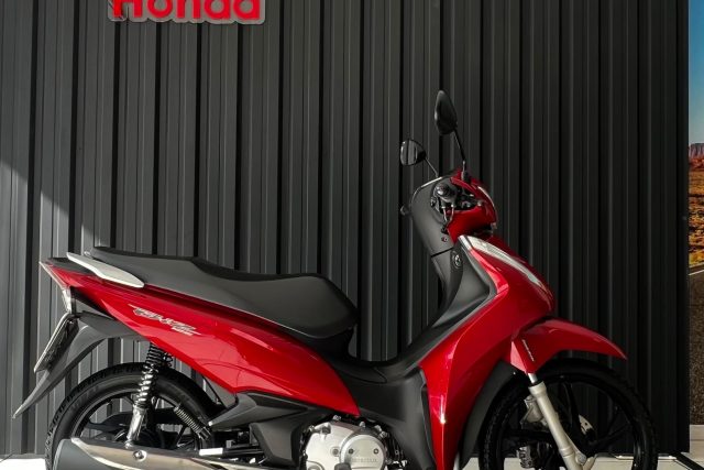 MOTO SEMINOVA DISPONÍVEL NO GRUPO FREEWAY, CONCESSIONÁRIA CIANORTE II-PR. MOTO HONDA, MODELO BIZ 125, REFERENCIA 028718.