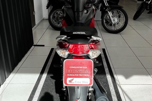 MOTO SEMINOVA DISPONÍVEL NO GRUPO FREEWAY, CONCESSIONÁRIA CIANORTE II-PR. MOTO HONDA, MODELO BIZ 125, REFERENCIA 028718.