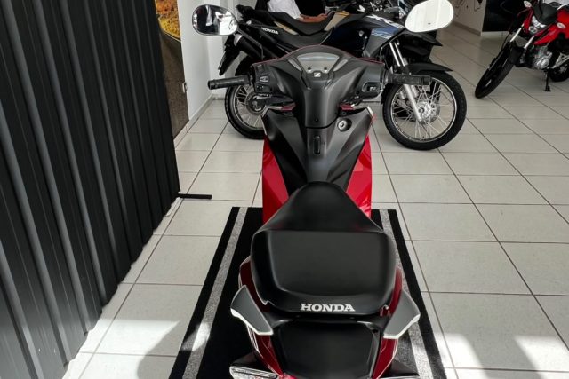 MOTO SEMINOVA DISPONÍVEL NO GRUPO FREEWAY, CONCESSIONÁRIA CIANORTE II-PR. MOTO HONDA, MODELO BIZ 125, REFERENCIA 028718.