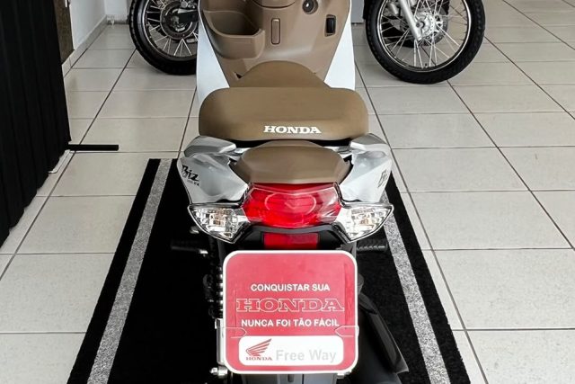 MOTO SEMINOVA DISPONÍVEL NO GRUPO FREEWAY, CONCESSIONÁRIA CIANORTE II-PR. MOTO HONDA, MODELO BIZ 125, REFERENCIA 038105.