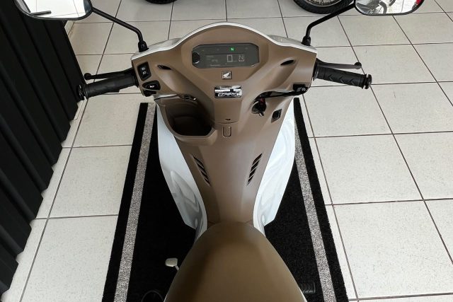 MOTO SEMINOVA DISPONÍVEL NO GRUPO FREEWAY, CONCESSIONÁRIA CIANORTE II-PR. MOTO HONDA, MODELO BIZ 125, REFERENCIA 038105.