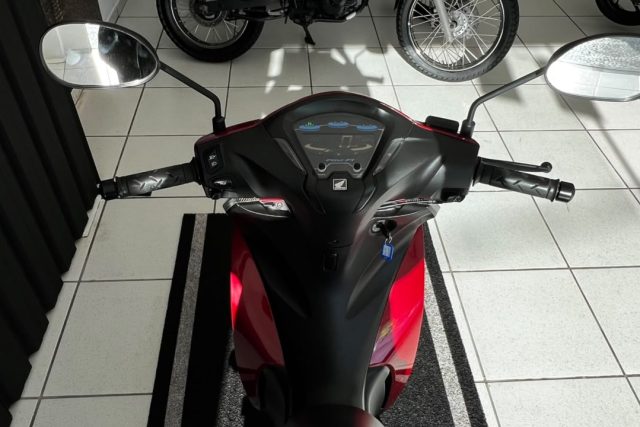 MOTO SEMINOVA DISPONÍVEL NO GRUPO FREEWAY, CONCESSIONÁRIA CIANORTE II-PR. MOTO HONDA, MODELO BIZ 125, REFERENCIA 051597.