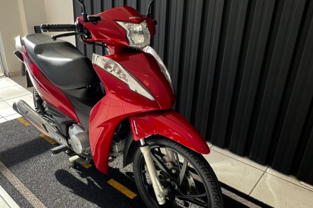 MOTO SEMINOVA DISPONÍVEL NO GRUPO FREEWAY, CONCESSIONÁRIA CIANORTE II-PR. MOTO HONDA, MODELO BIZ 125, REFERENCIA 051597.