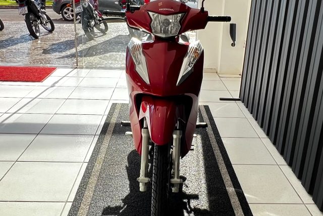 MOTO SEMINOVA DISPONÍVEL NO GRUPO FREEWAY, CONCESSIONÁRIA CIANORTE II-PR. MOTO HONDA, MODELO BIZ 125, REFERENCIA 051597.