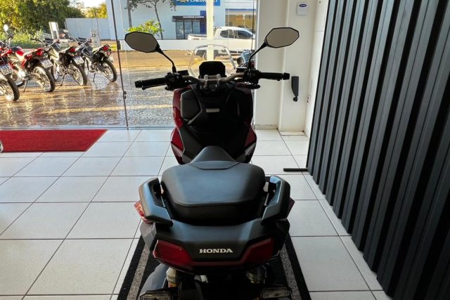 MOTO SEMINOVA DISPONÍVEL NO GRUPO FREEWAY, CONCESSIONÁRIA CIANORTE II-PR. MOTO HONDA, MODELO ADV 160, REFERENCIA 011584.