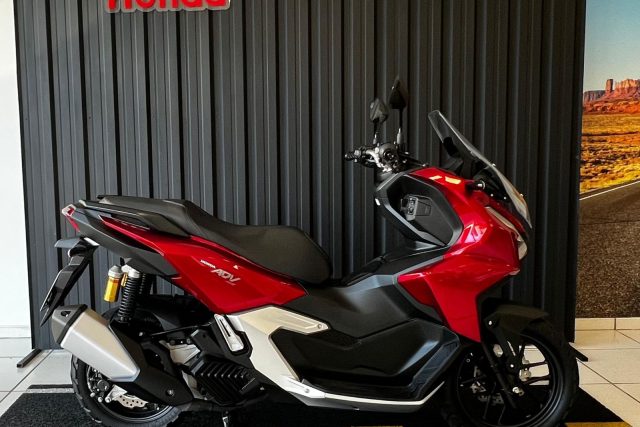 MOTO SEMINOVA DISPONÍVEL NO GRUPO FREEWAY, CONCESSIONÁRIA CIANORTE II-PR. MOTO HONDA, MODELO ADV 160, REFERENCIA 011584.