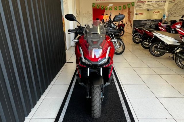MOTO SEMINOVA DISPONÍVEL NO GRUPO FREEWAY, CONCESSIONÁRIA CIANORTE II-PR. MOTO HONDA, MODELO ADV 160, REFERENCIA 011584.