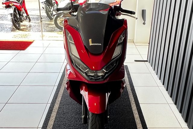 MOTO SEMINOVA DISPONÍVEL NO GRUPO FREEWAY, CONCESSIONÁRIA CIANORTE II-PR. MOTO HONDA, MODELO PCX 160, REFERENCIA 005865.