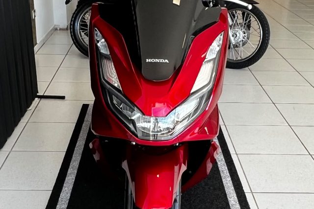 MOTO SEMINOVA DISPONÍVEL NO GRUPO FREEWAY, CONCESSIONÁRIA CIANORTE II-PR. MOTO HONDA, MODELO PCX 160, REFERENCIA 005865.