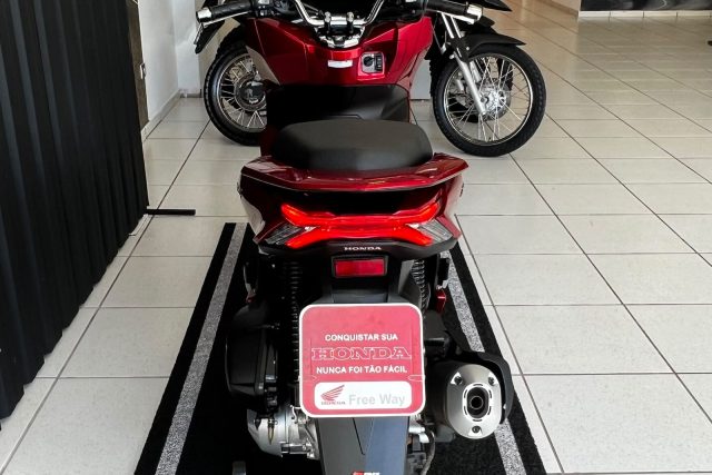 MOTO SEMINOVA DISPONÍVEL NO GRUPO FREEWAY, CONCESSIONÁRIA CIANORTE II-PR. MOTO HONDA, MODELO PCX 160, REFERENCIA 005865.