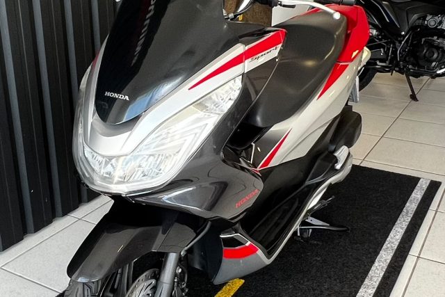 MOTO SEMINOVA DISPONÍVEL NO GRUPO FREEWAY, CONCESSIONÁRIA CIANORTE II-PR. MOTO HONDA, MODELO PCX 150, REFERENCIA 001732.