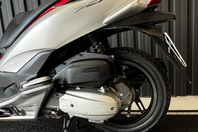 MOTO SEMINOVA DISPONÍVEL NO GRUPO FREEWAY, CONCESSIONÁRIA CIANORTE II-PR. MOTO HONDA, MODELO PCX 150, REFERENCIA 001732.