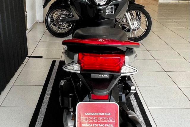 MOTO SEMINOVA DISPONÍVEL NO GRUPO FREEWAY, CONCESSIONÁRIA CIANORTE II-PR. MOTO HONDA, MODELO PCX 150, REFERENCIA 001732.