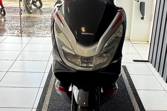 MOTO SEMINOVA DISPONÍVEL NO GRUPO FREEWAY, CONCESSIONÁRIA CIANORTE II-PR. MOTO HONDA, MODELO PCX 150, REFERENCIA 001732.