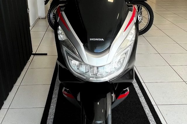 MOTO SEMINOVA DISPONÍVEL NO GRUPO FREEWAY, CONCESSIONÁRIA CIANORTE II-PR. MOTO HONDA, MODELO PCX 150, REFERENCIA 001732.