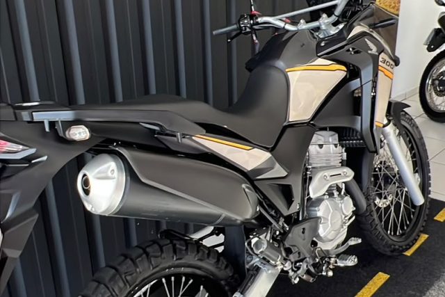 MOTO SEMINOVA DISPONÍVEL NO GRUPO FREEWAY, CONCESSIONÁRIA CIANORTE II-PR. MOTO HONDA, MODELO XRE 300 ADVENTURE, REFERENCIA 203498.