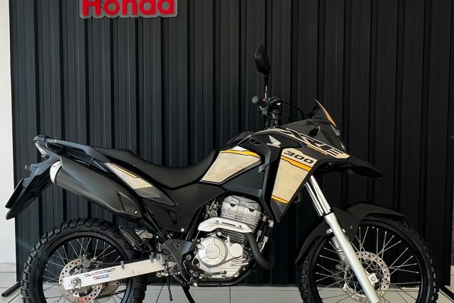 MOTO SEMINOVA DISPONÍVEL NO GRUPO FREEWAY, CONCESSIONÁRIA CIANORTE II-PR. MOTO HONDA, MODELO XRE 300 ADVENTURE, REFERENCIA 203498.